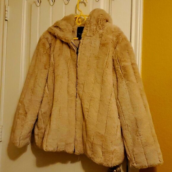 Simply Vera Vera Wang Jackets & Blazers - Vera Wang beige short faux fur coat XXL